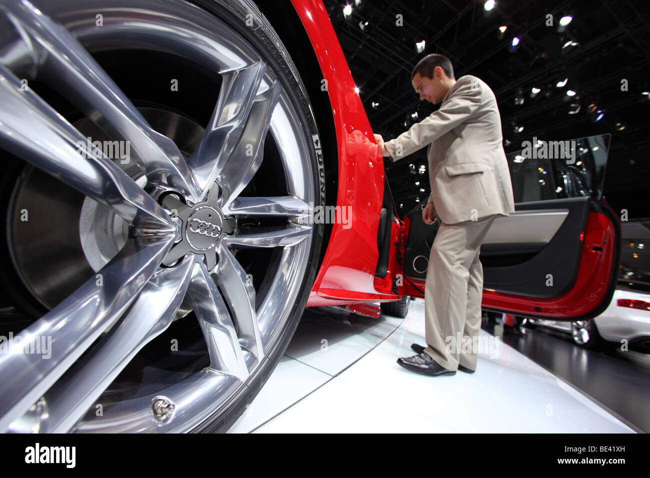 63ème International Motor Show (IAA ) : Un visiteur est intéressé par une voiture du constructeur Audi Banque D'Images