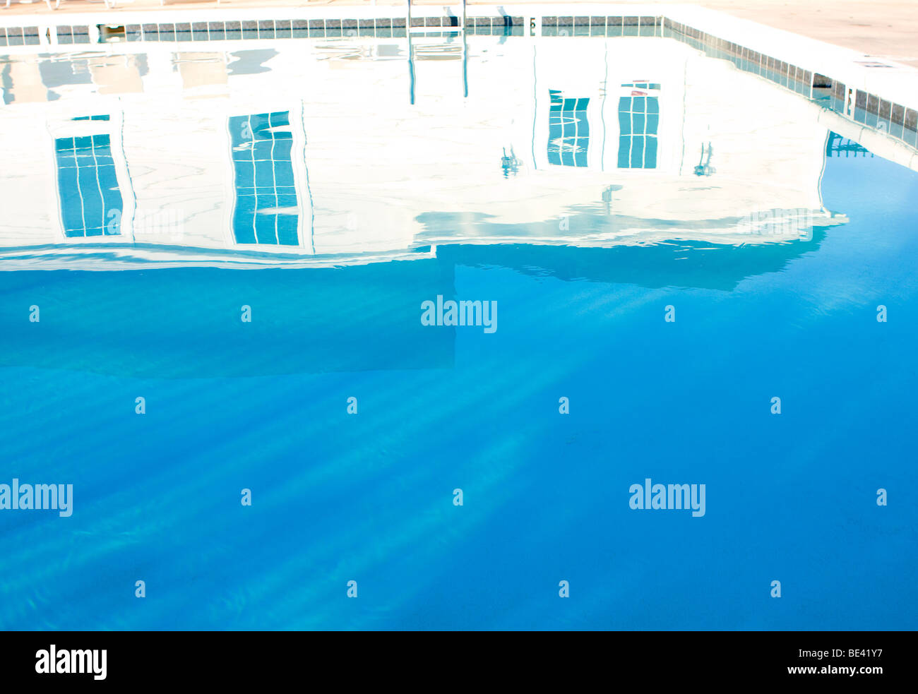 Reflet dans la piscine Banque D'Images