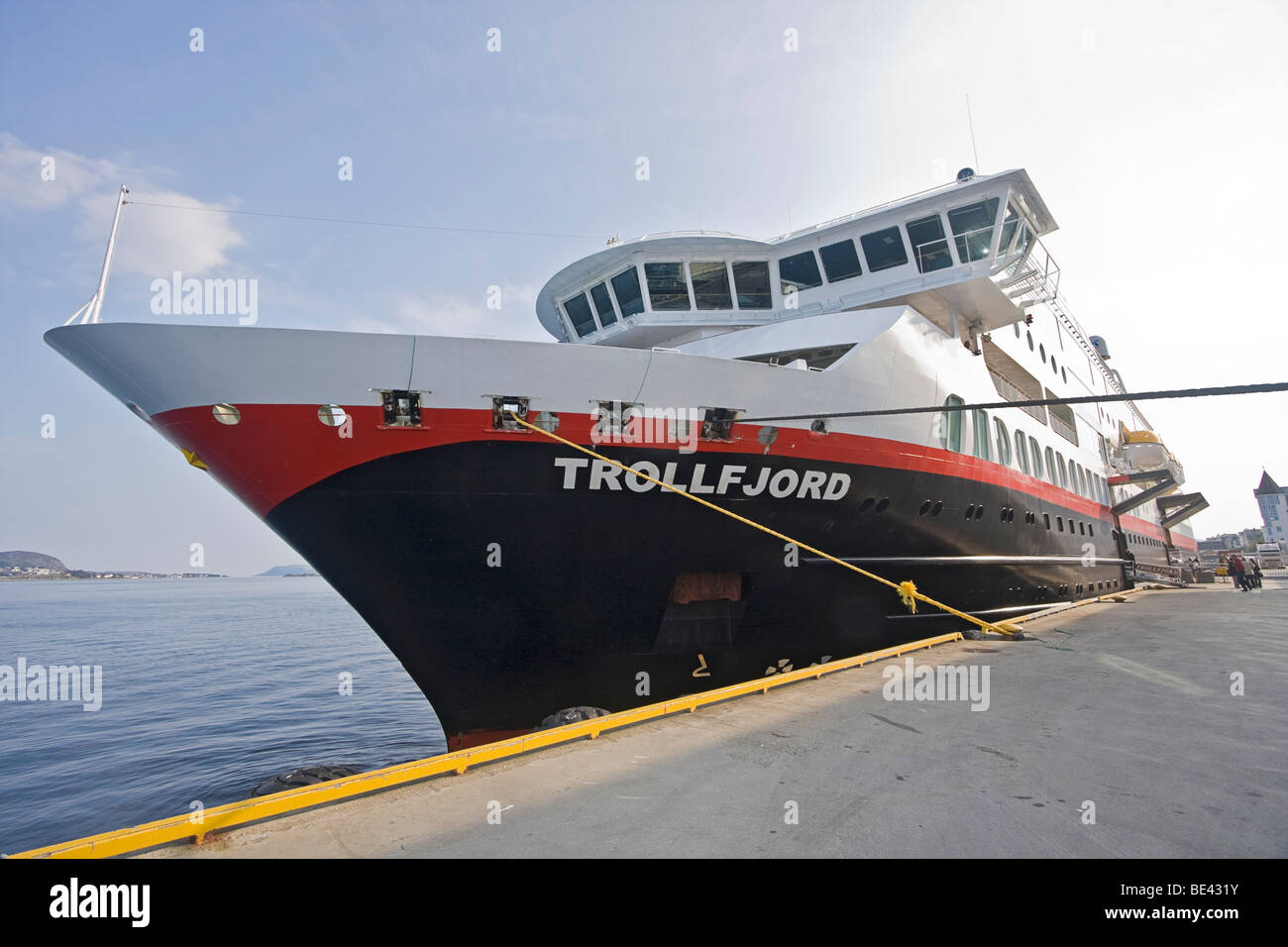 MS Trollfjord au quai, l'un des 12 navires de croisière Hurtigruten voyager de la côte de la Norvège. Banque D'Images