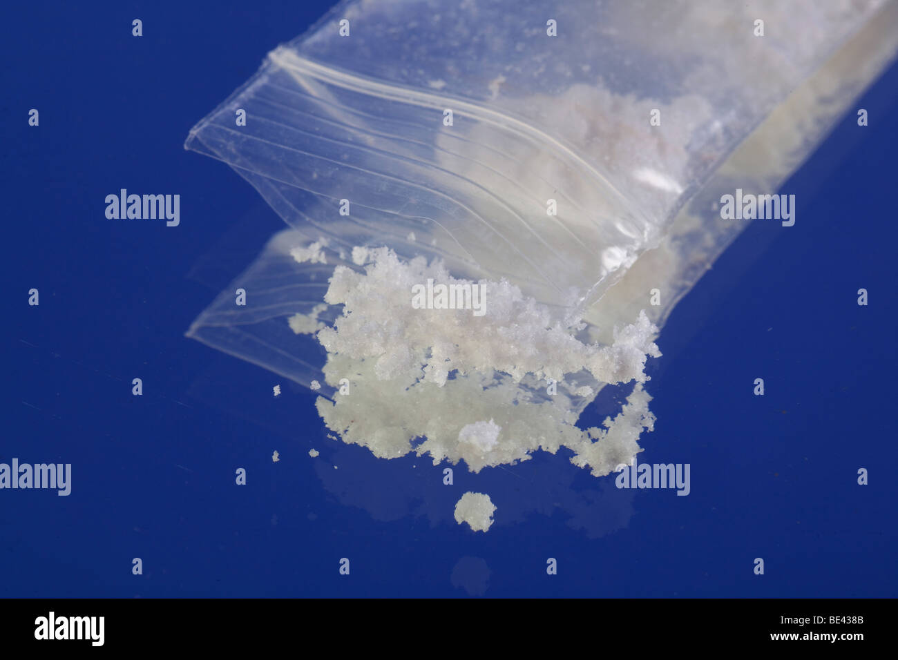 La méphédrone 4-methylmethcathinone (4-MMC) poudre avec un fond studio bleu. Un haut juridique étant vendu comme une poudre de MDMA. Banque D'Images