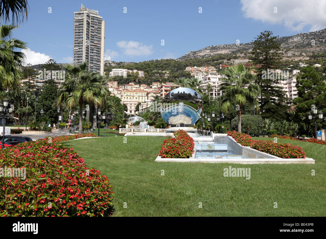 Jardins en face du casino, ce qui se reflète dans le miroir place du casino de Monte Carlo Monaco sud de la france Banque D'Images