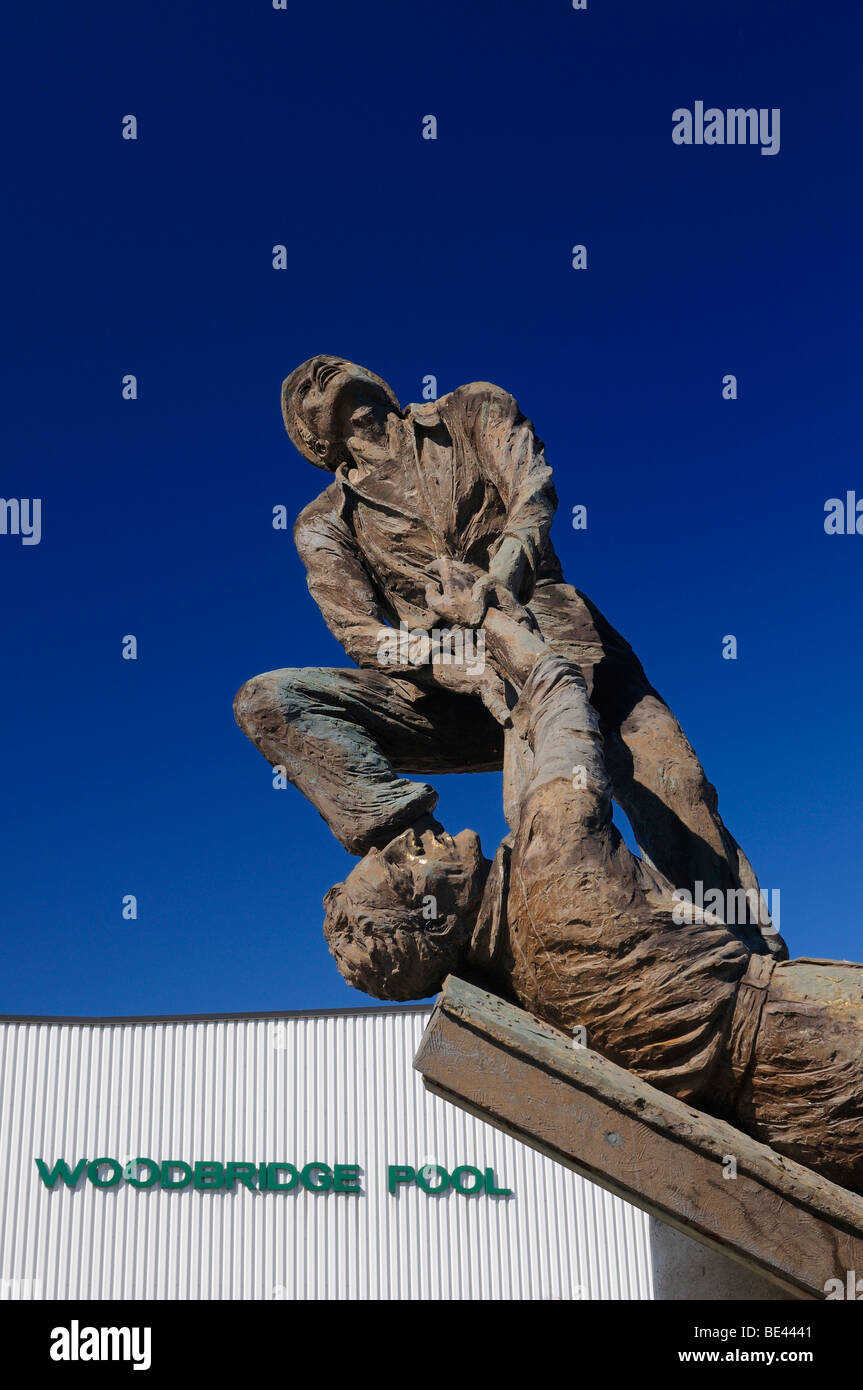 Sculpture de hero tirant un travailleur à la sécurité sur un accident de construction à Woodbridge extérieure Vaughan Ontario Canada avec ciel bleu Banque D'Images