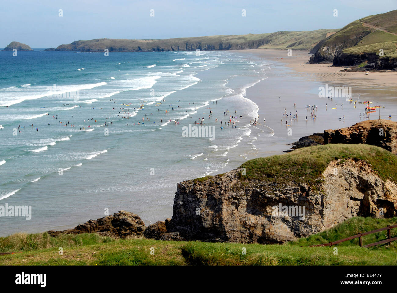 Les surfeurs et les planchistes dans surfez sur Broad Oak beach Cornwall UK Banque D'Images