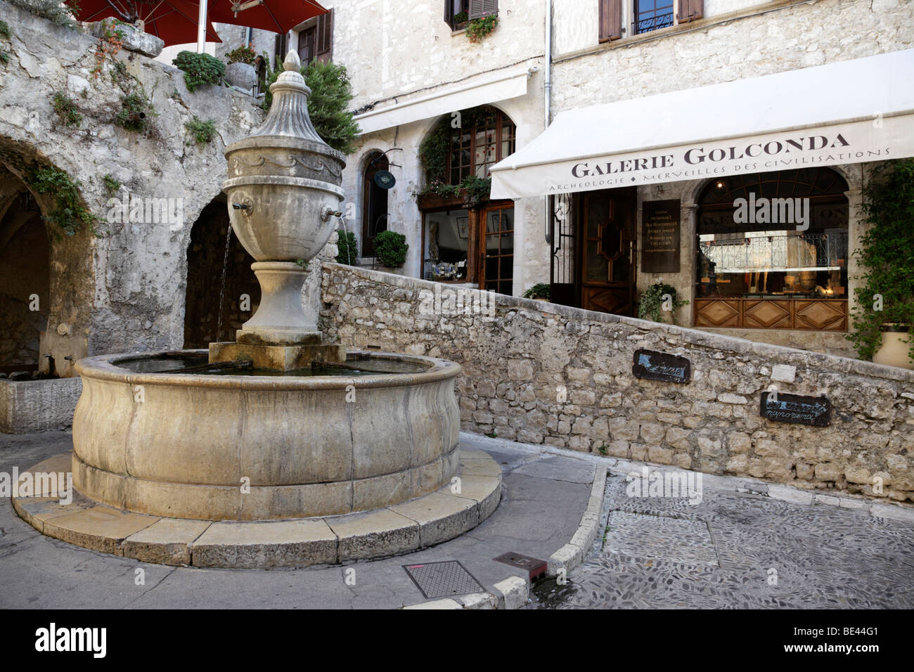 Célèbre fontaine sur la rue grande date de 1850 St Paul de Vence alpes maritimes provence sud de la france Banque D'Images