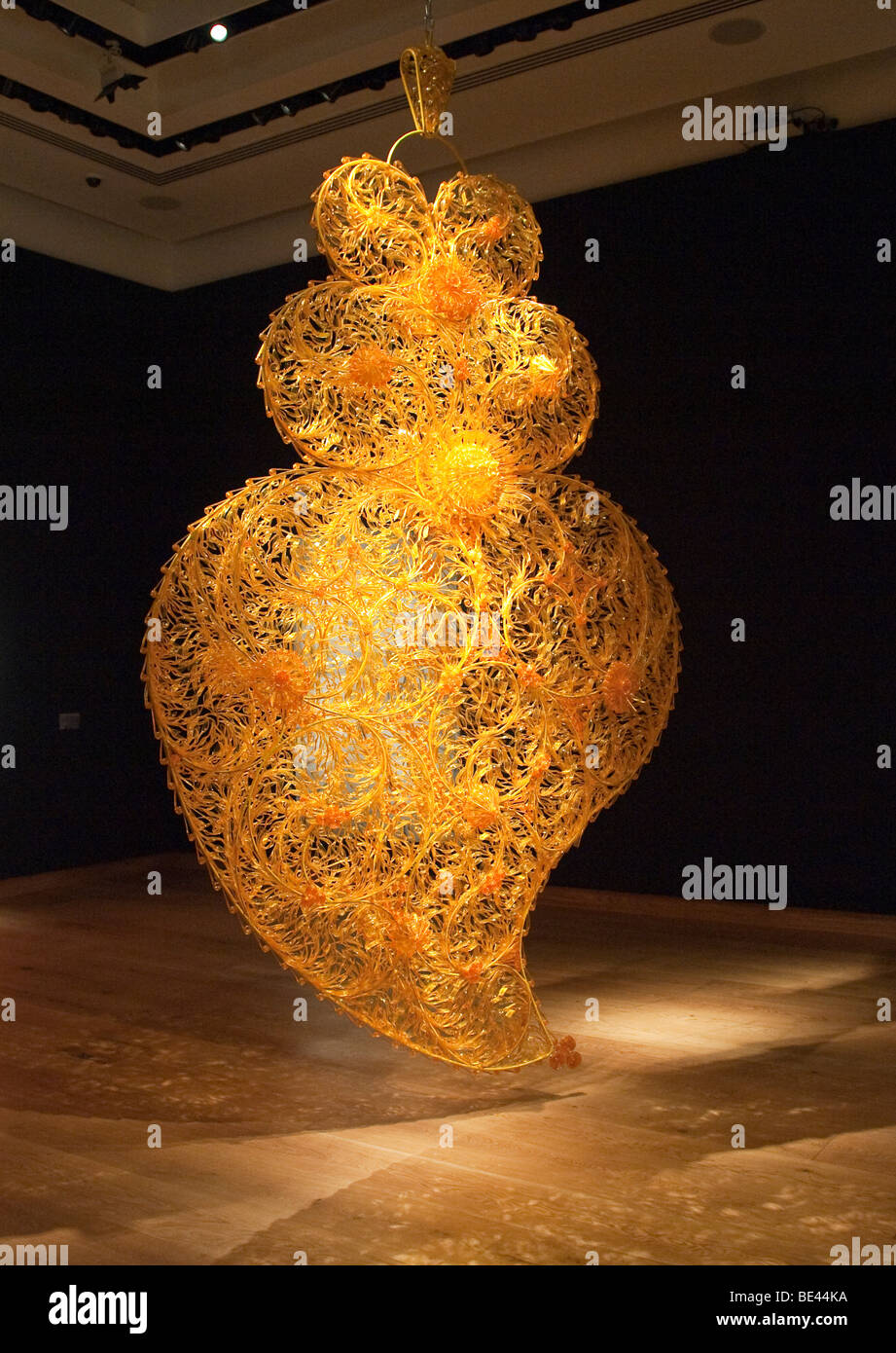 Par coeur indépendant d'or Joana Vasconcelos créé en utilisant des couverts en plastique jaune, chez Christie's Londres Banque D'Images