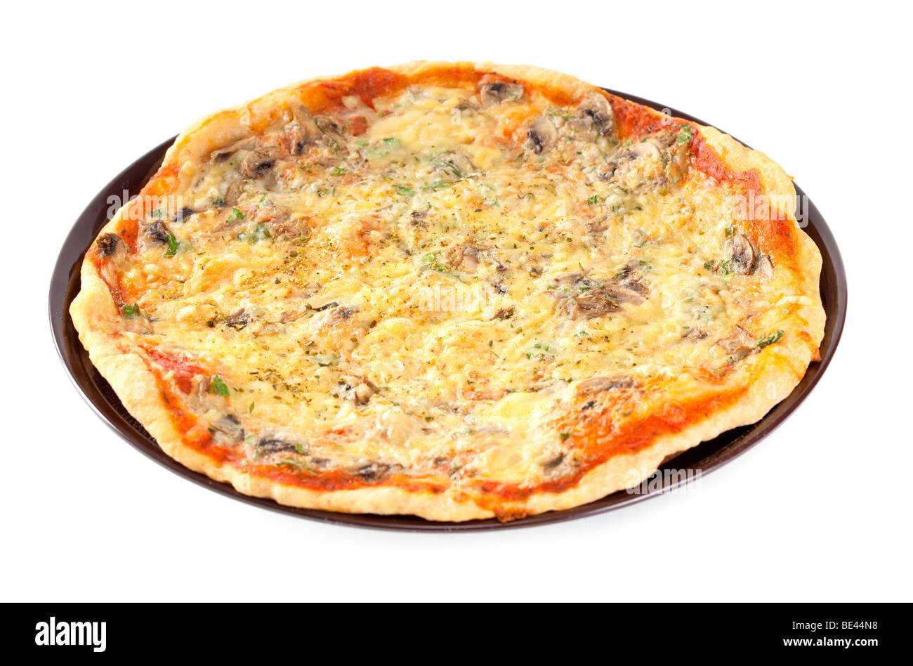 Pizza avec différents types de fromages. Isolé sur blanc. Banque D'Images