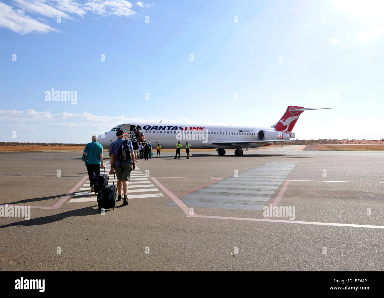 Les passagers d'Qantas Airlines Boeing 717, l'aéroport de Ayers Rock, aussi connu comme aéroport Connellan, Ayers Rock, dans le Nord de Terri Banque D'Images