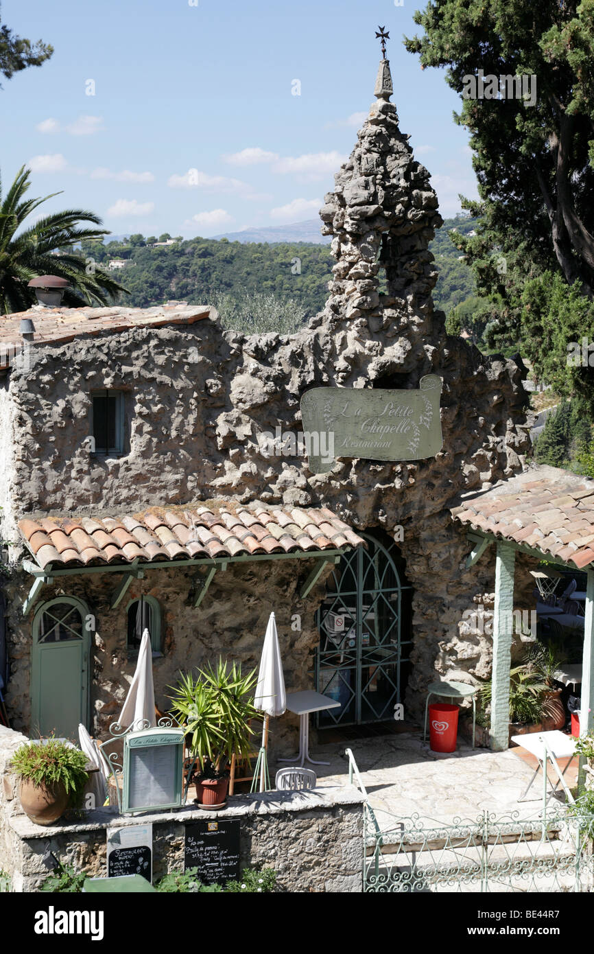 La petite chapelle restaurant servant une cuisine traditionnelle dans une chapelle datant de 1885 St Paul de Vence provence sud de la france Banque D'Images
