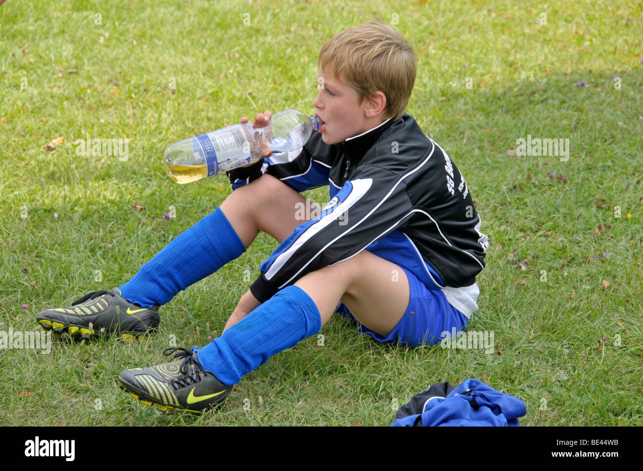 A neuf ans, joueur de la ligue junior E-2 pour le match d'attente pour commencer, children's soccer tournament, Baden-Wuerttember Banque D'Images
