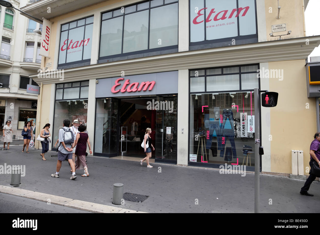 Extérieur d'un magasin de vêtements de mode etam le long de l'avenue Jean  Medecin nice sud de la france Photo Stock - Alamy