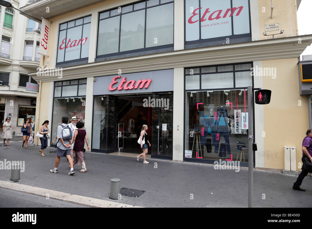 Exterieur d un magasin de vetements de mode etam le long de l avenue Jean Medecin nice sud de la france Photo Stock Alamy