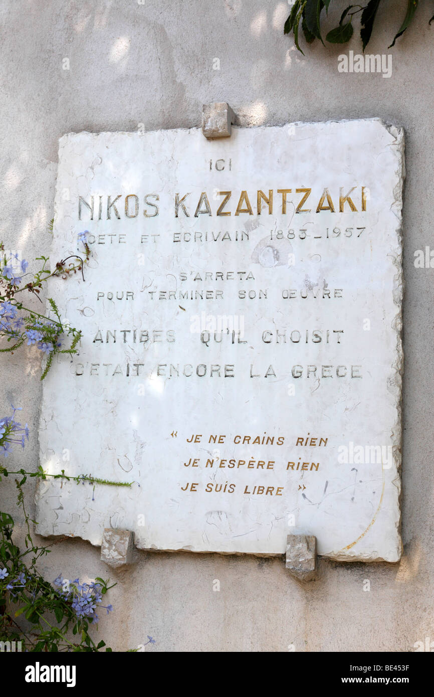 Cette plaque est dédiée à Nikos Kazantzakis avec sa philosophie de 'je ne crains rien j'attends rien de ce que je suis un homme libre" antibes france Banque D'Images