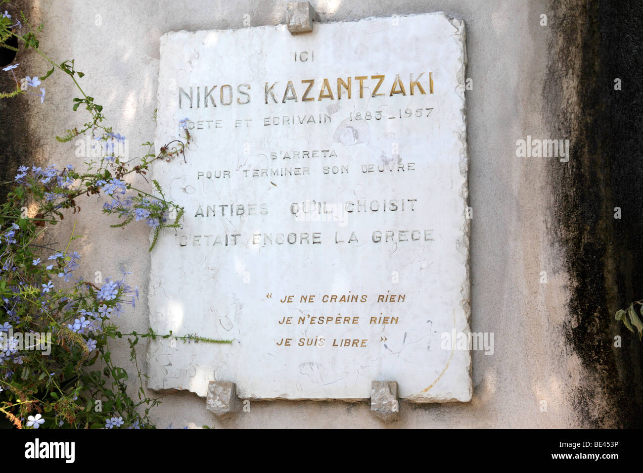 Cette plaque est dédiée à Nikos Kazantzakis avec sa philosophie de 'je ne crains rien j'attends rien de ce que je suis un homme libre" antibes france Banque D'Images