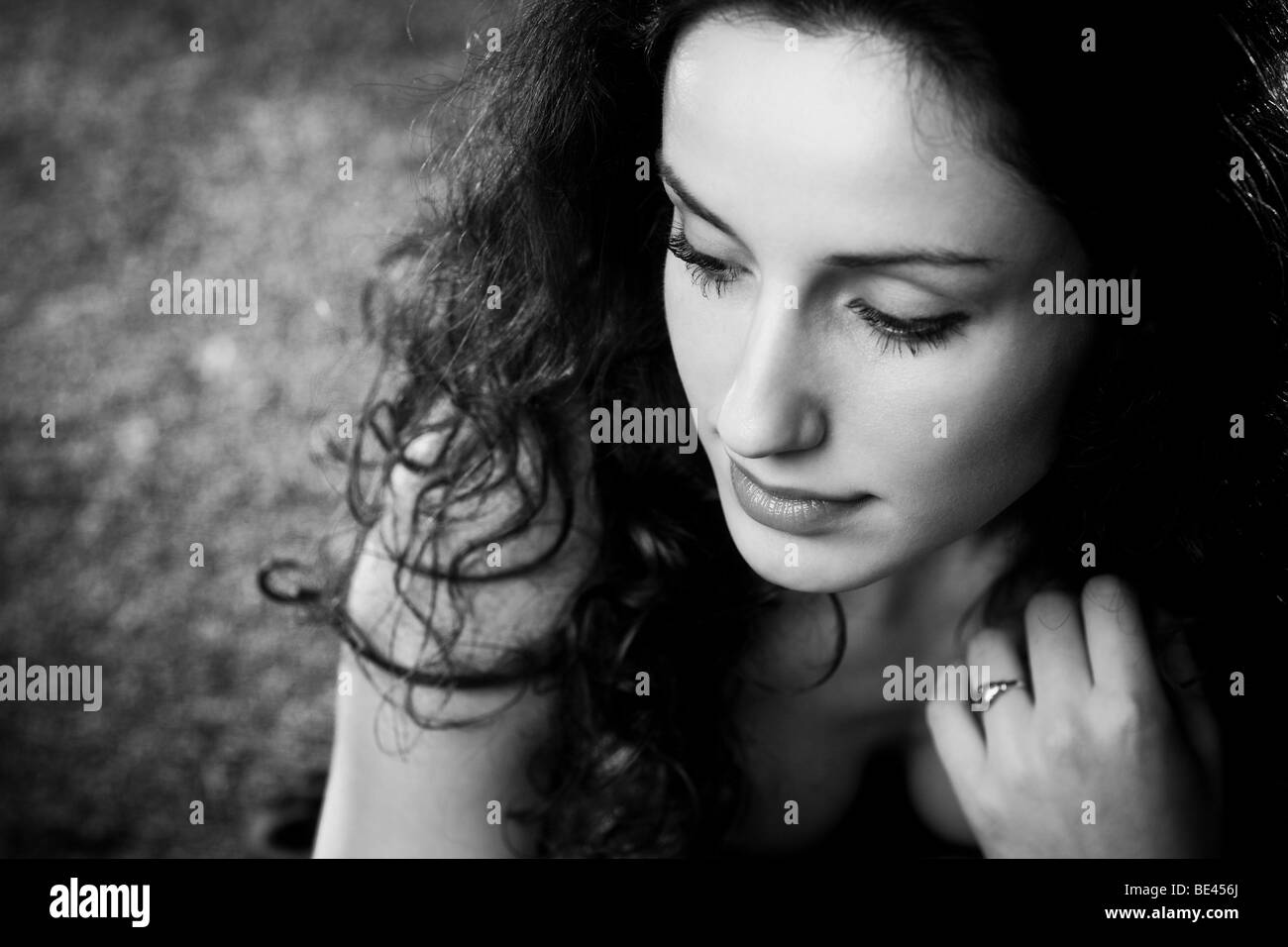Jeune femme pensive portrait. Noir et blanc. Banque D'Images