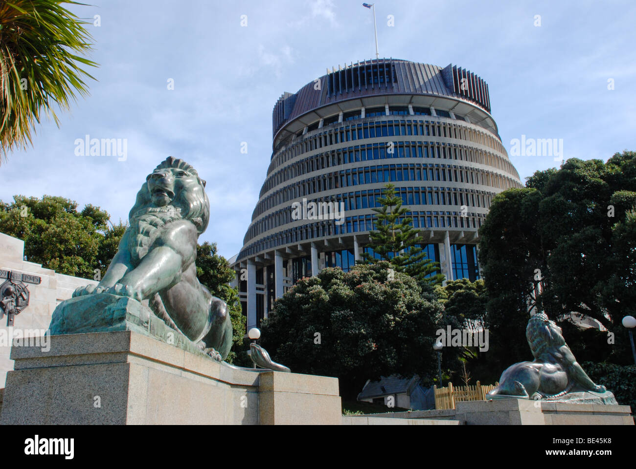La Ruche, Parlement de la Nouvelle-Zélande, y compris les Lions du War Memorial sur Lambton Quay. Banque D'Images