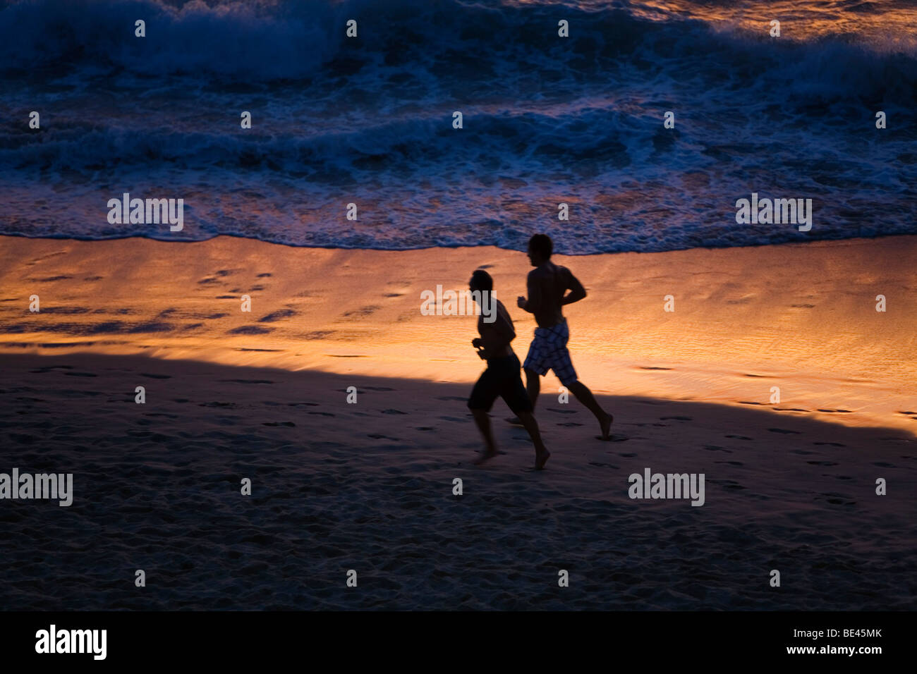 Les joggers sur la plage de Bondi, à l'aube. Sydney, New South Wales, Australia Banque D'Images