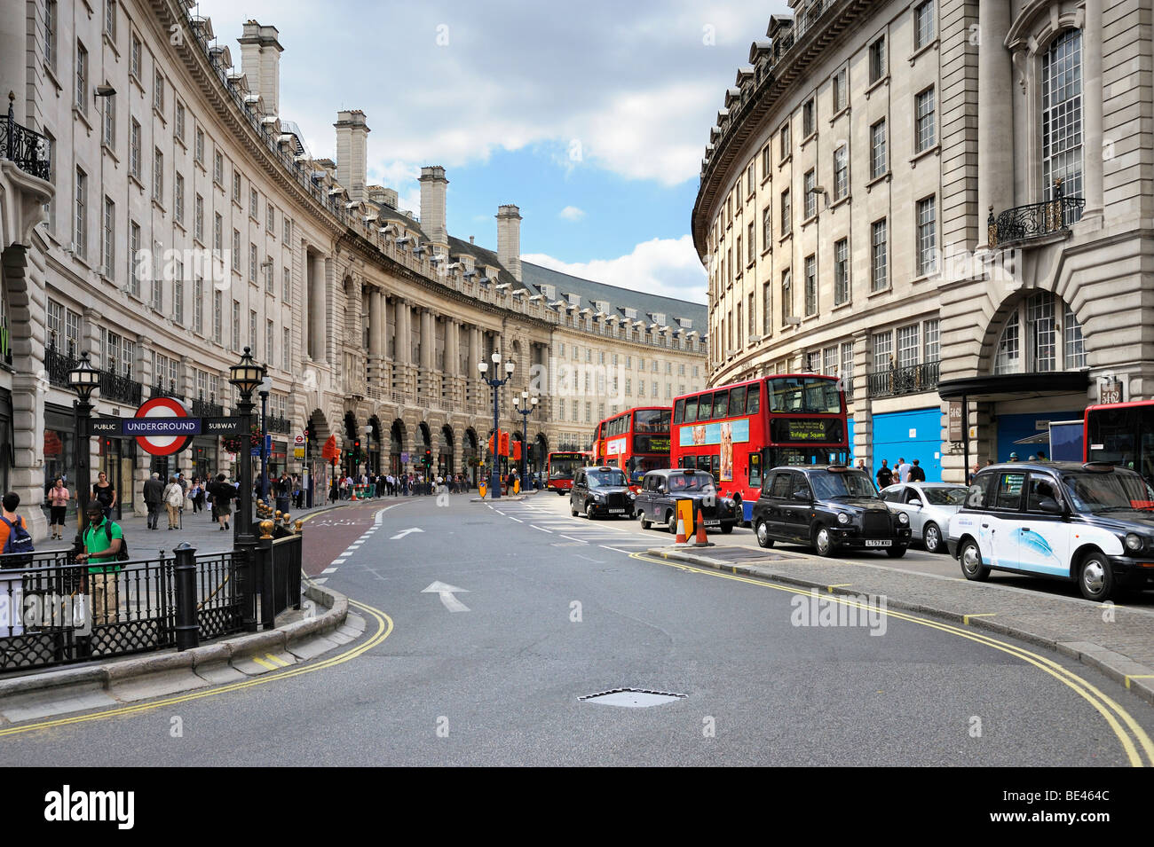Avis de Piccadilly Circus à l'incurver Regent Street, Londres, Angleterre, Royaume-Uni, Europe Banque D'Images