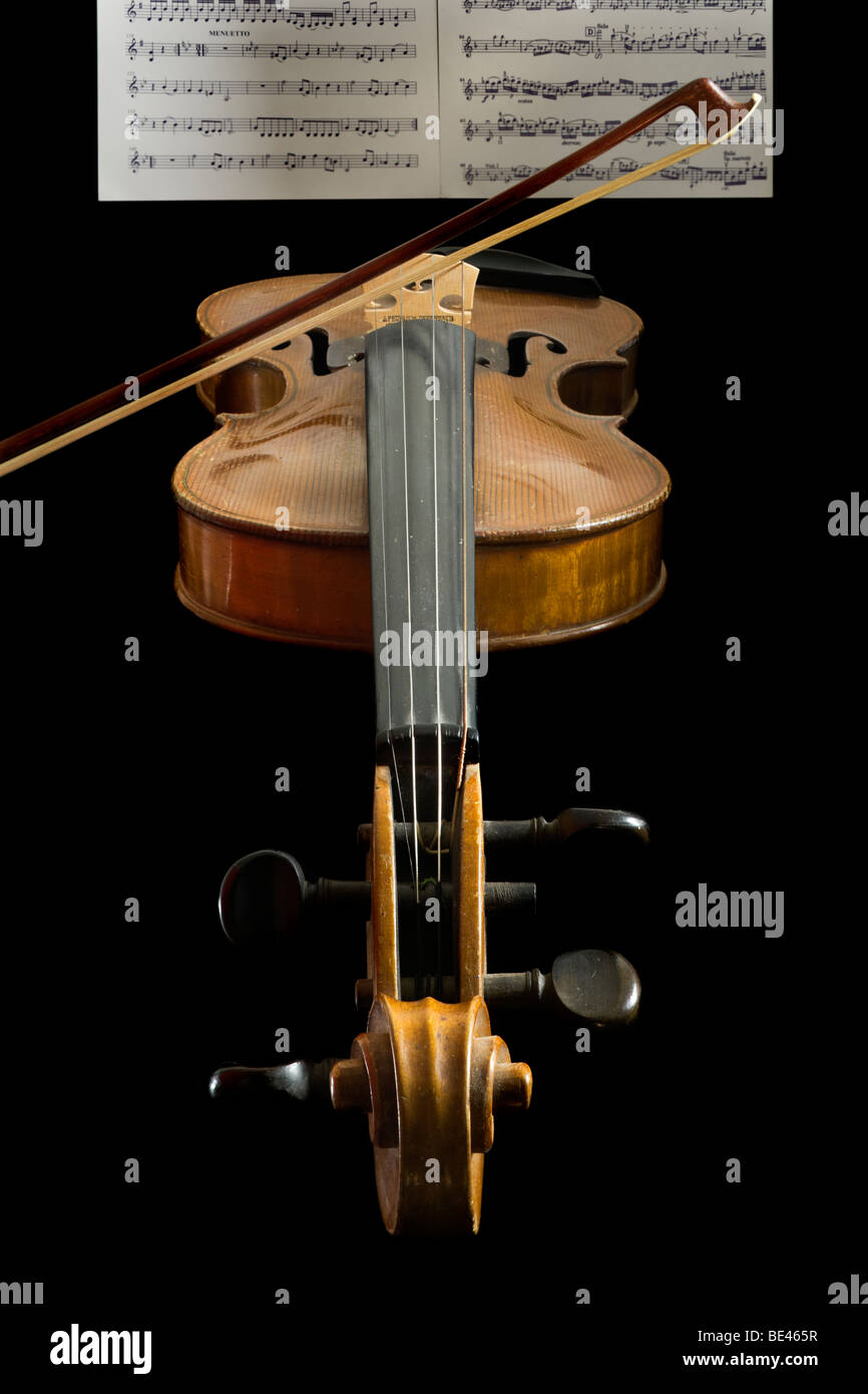Violin and Bow, faible vue de mentonnière, faites défiler jusqu'à partitions de musique en arrière-plan, une grande profondeur de champ Banque D'Images