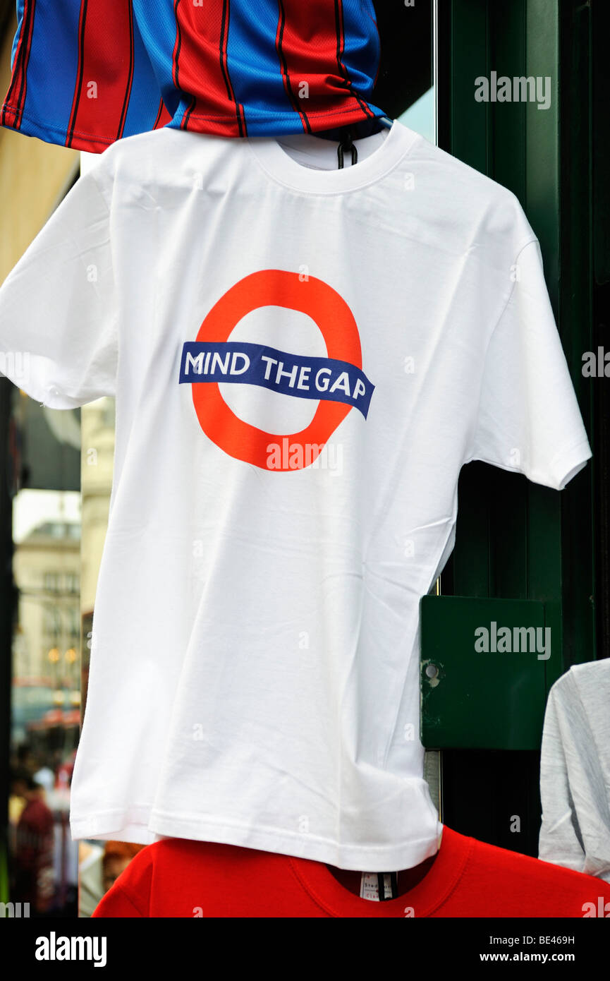 T-shirt avec les mots l'esprit l'écart à un magasin de souvenirs, Londres, Angleterre, Royaume-Uni, Europe Banque D'Images