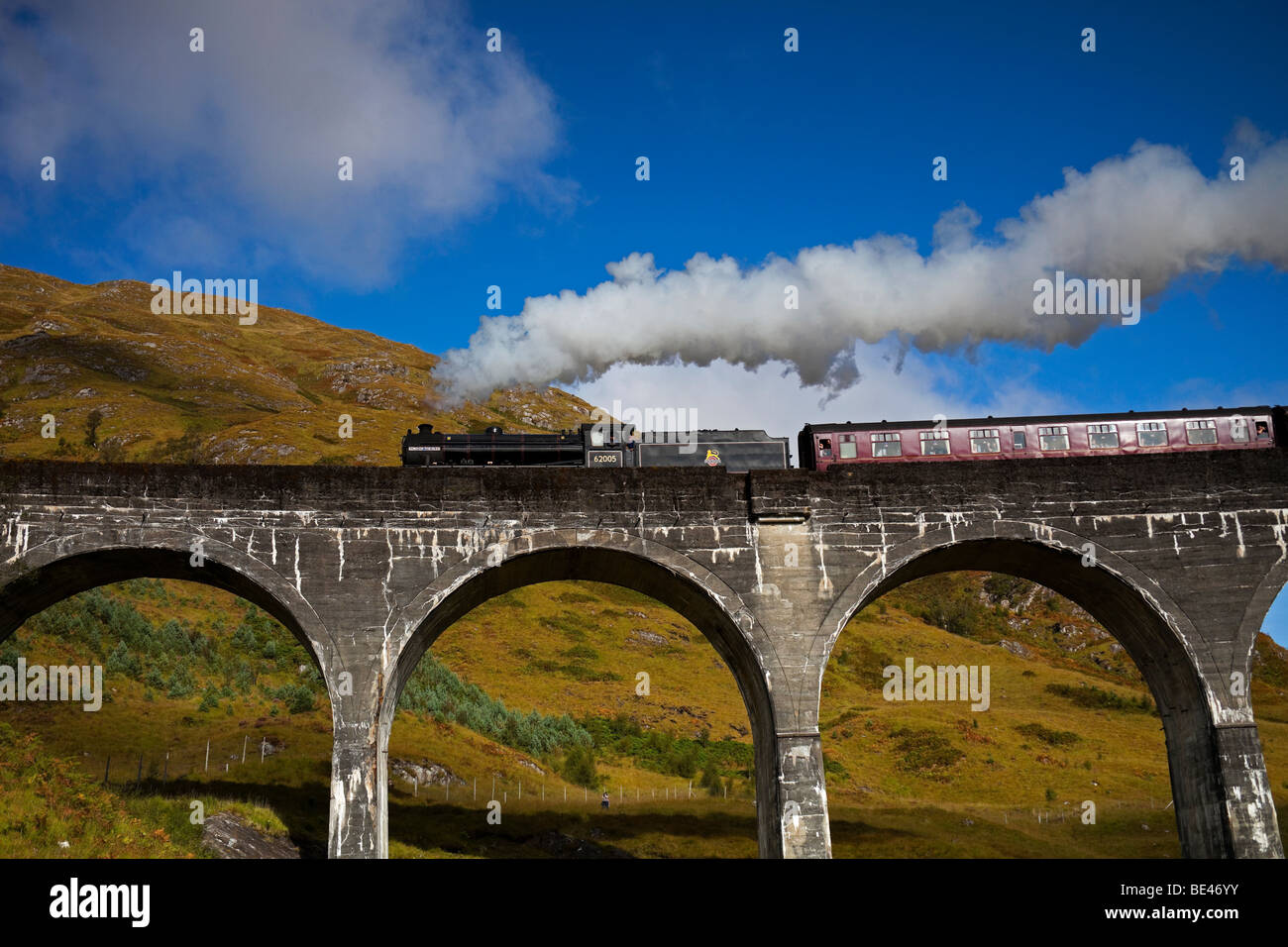 Passage du Train à vapeur Jacobite viaduc de Glenfinnan, West Highland Line, Lochaber, Écosse, Royaume-Uni, Europe Banque D'Images