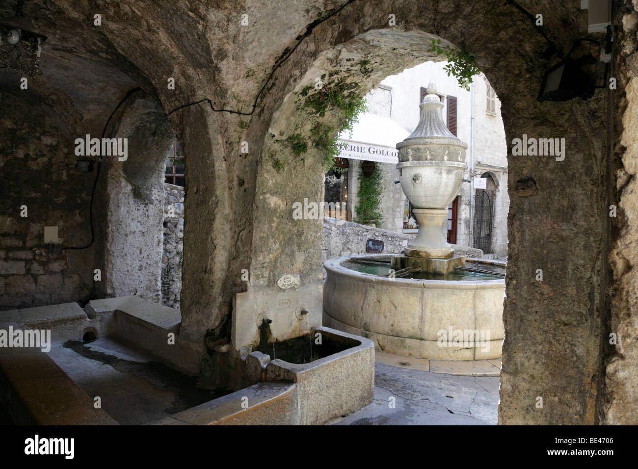 Célèbre fontaine sur la rue grande date de 1850 St Paul de Vence alpes maritimes provence sud de la france Banque D'Images