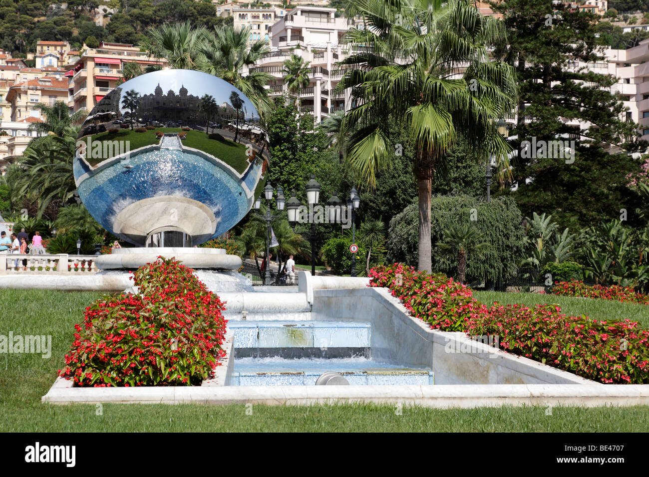 Jardins en face du casino, ce qui se reflète dans le miroir place du casino de Monte Carlo Monaco sud de la france Banque D'Images