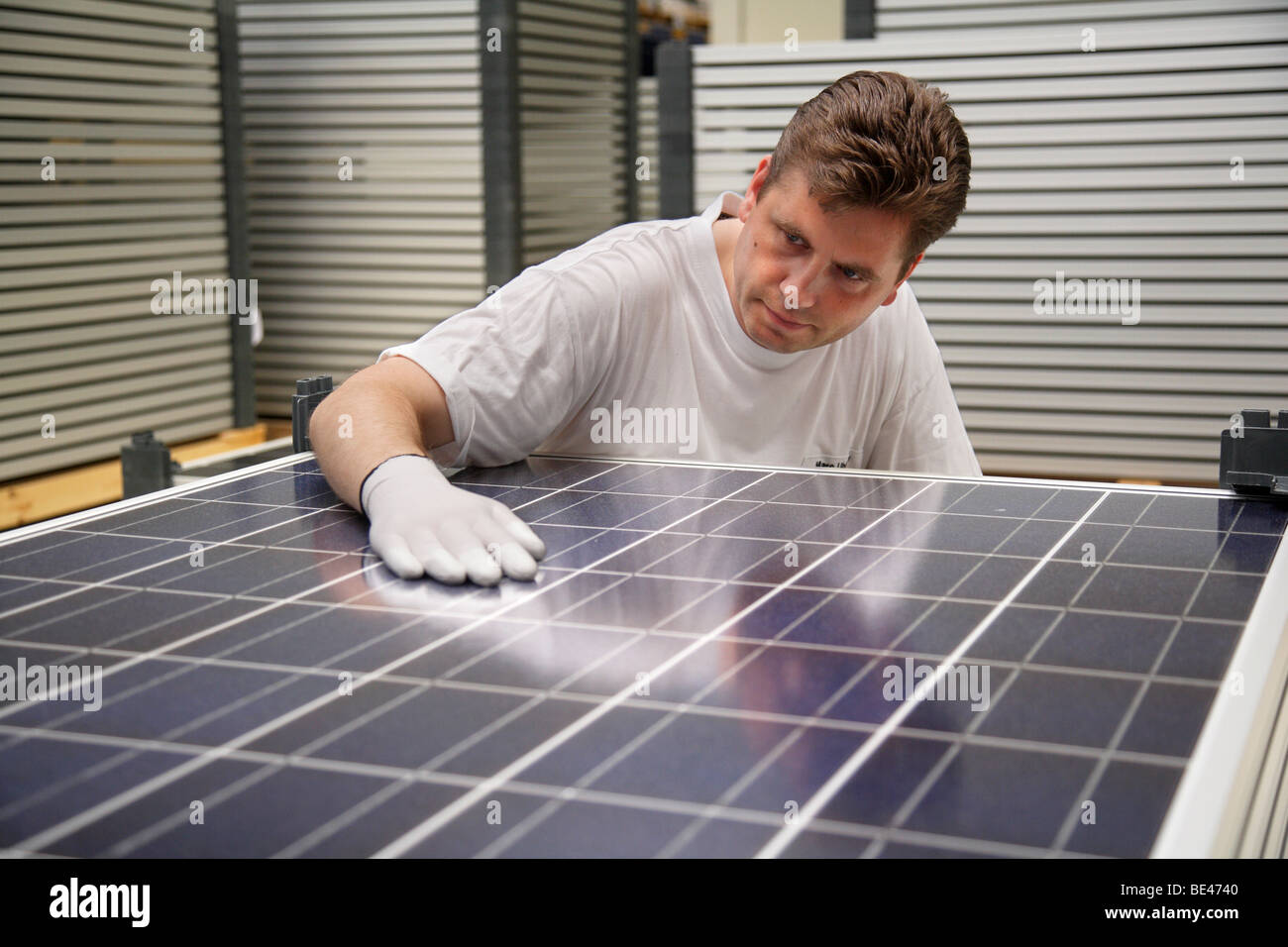 Solon SE : la production de panneaux solaires. Le contrôle de la qualité de travailleur un panneau fini, BERLIN, ALLEMAGNE Banque D'Images