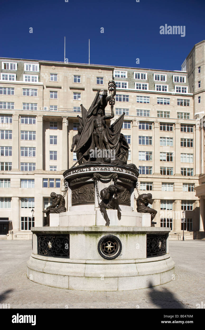 Drapeaux change avec Nelson monument à Liverpool UK Banque D'Images