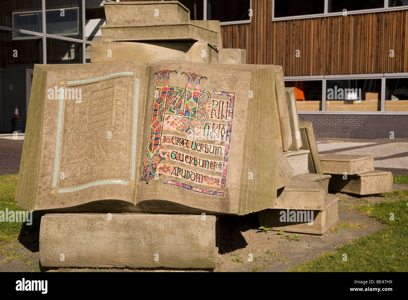 Livres du savoir, une sculpture représentant l'allumé livres écrits par les moines du monastère médiéval à Wearmouth-Jarrow. Banque D'Images