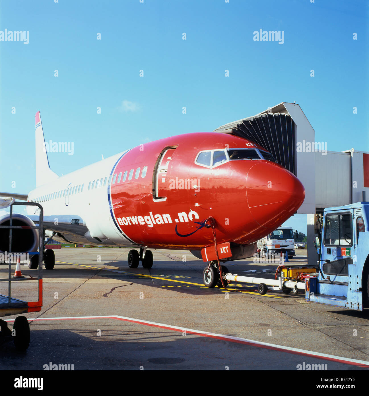 Billet d'avion air Discount avion Compagnies Aériennes norvégiennes en attente sur le tarmac de l'aéroport de Gatwick, Londres Angleterre Royaume-uni KATHY DEWITT Banque D'Images