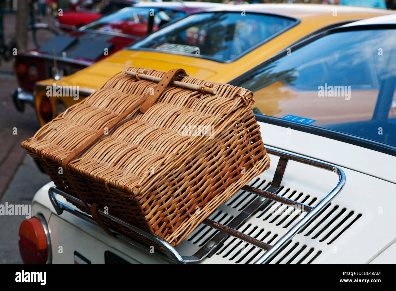 Panier en osier à l'arrière de la voiture Fiat classique Medemblik Pays-Bas Banque D'Images