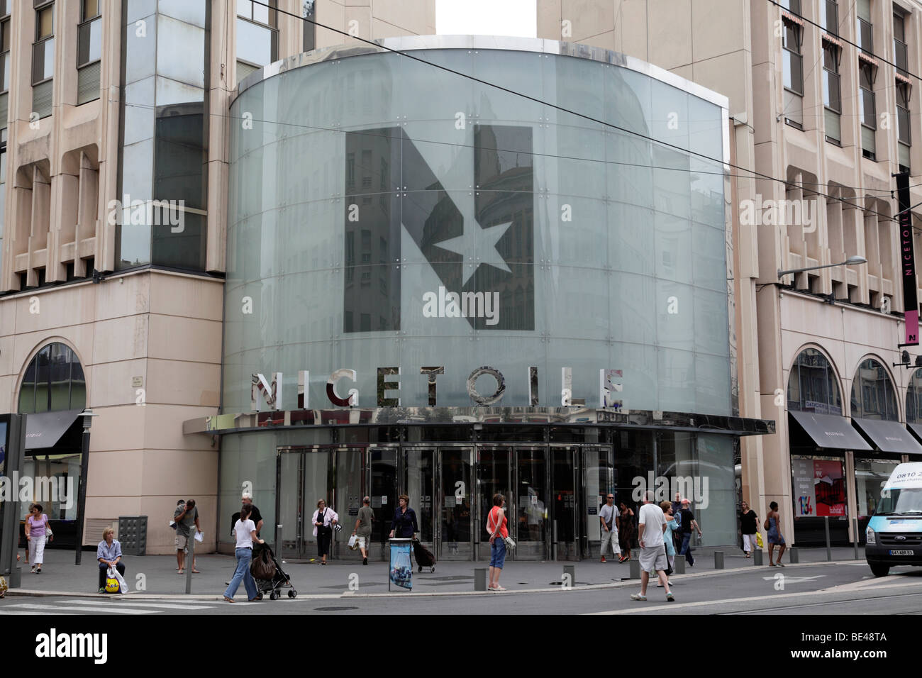 Extérieur d'un centre commercial Nice Étoile dans la ville le long de  l'avenue Jean Medecin nice sud de la france Photo Stock - Alamy