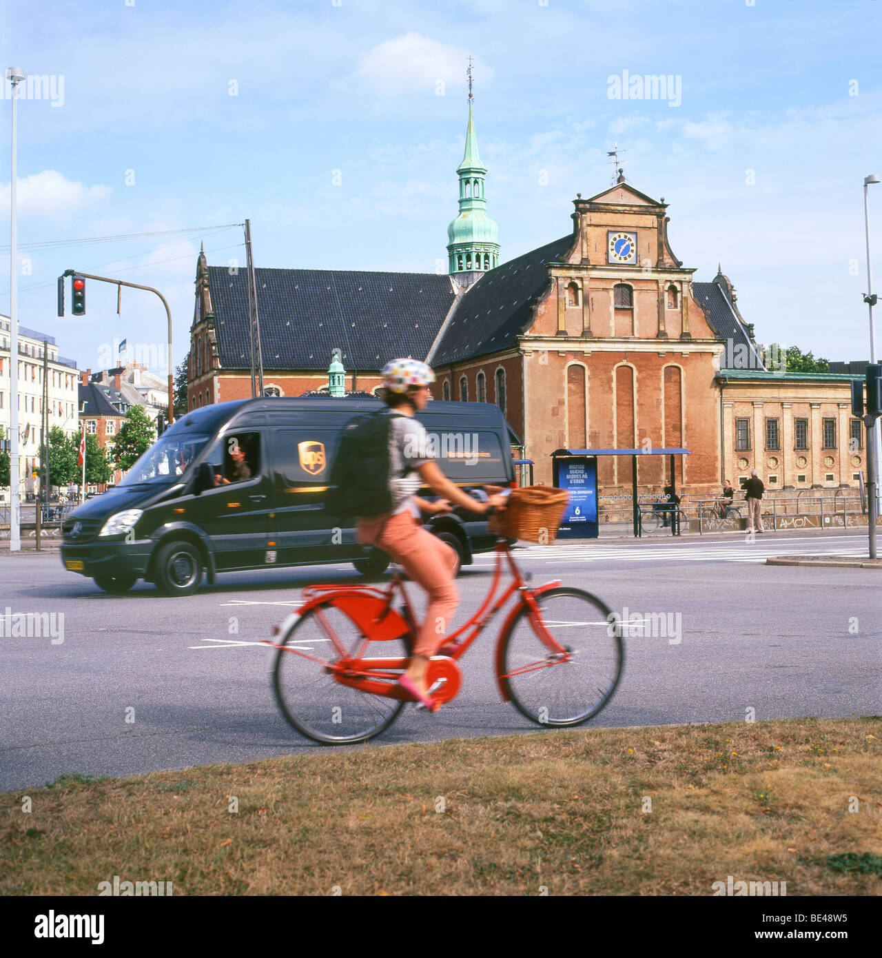 Les jeunes femmes vélo Borsgade Danemark Copenhague Banque D'Images