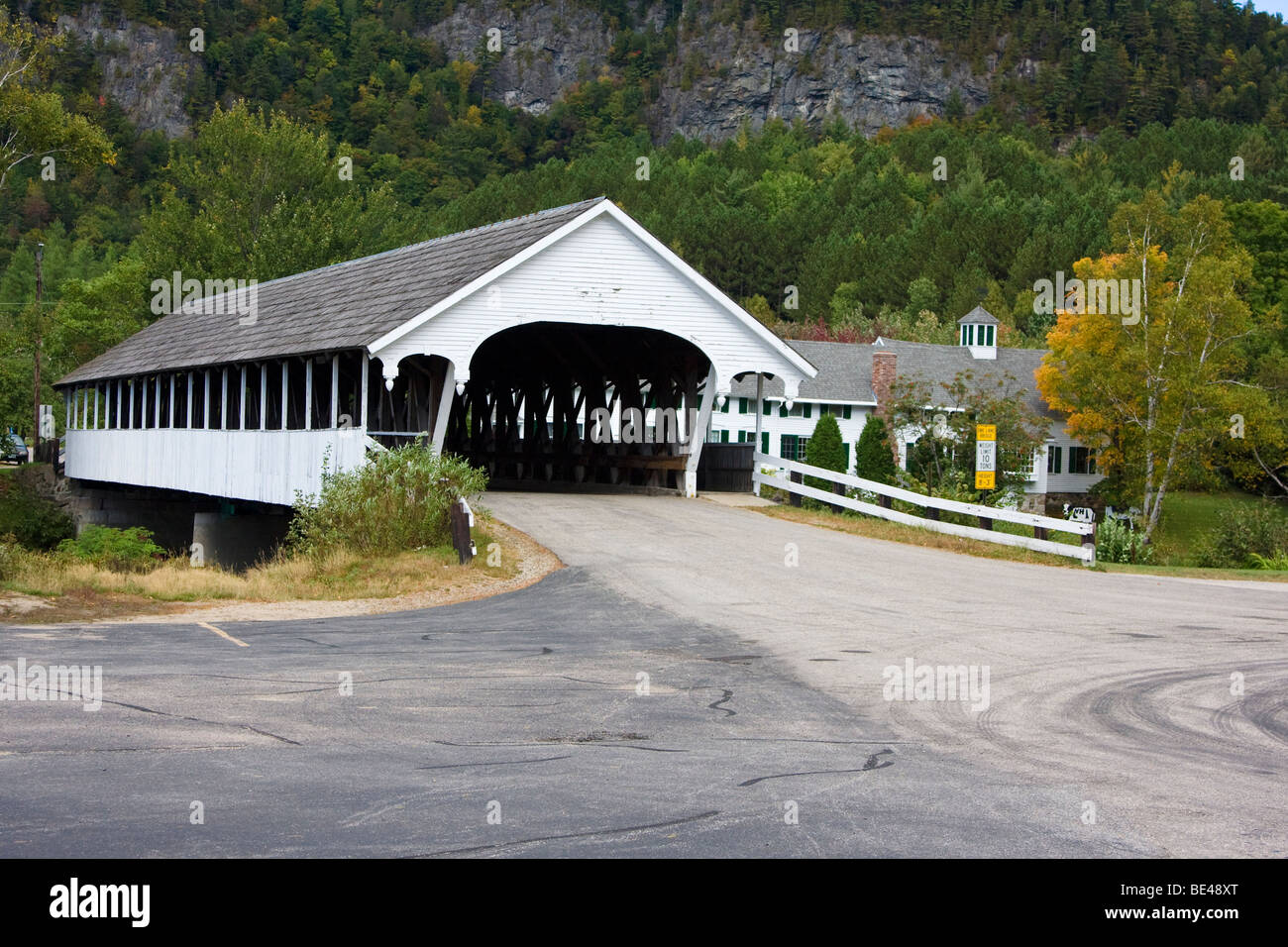 Pont couvert sur la rivière Ammonoosuc, Stark, New Hampshire Banque D'Images Pont couvert sur la rivière Ammonoosuc, Stark, New Hampshire Banque D'Images