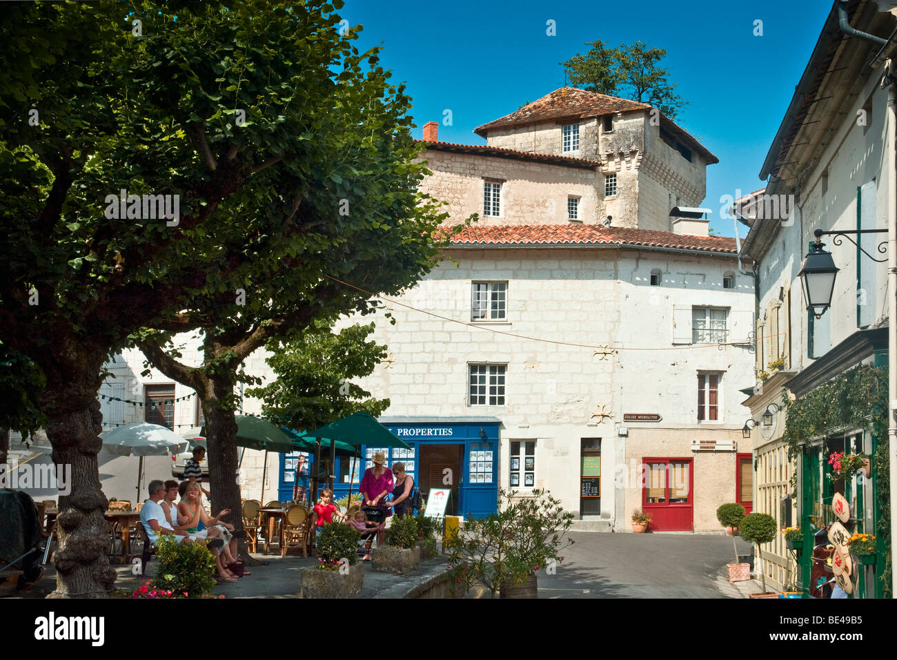 La place principale d'Aubeterre-sur-Dronne, Charente (16) France, avec la tour du château en arrière-plan. Banque D'Images