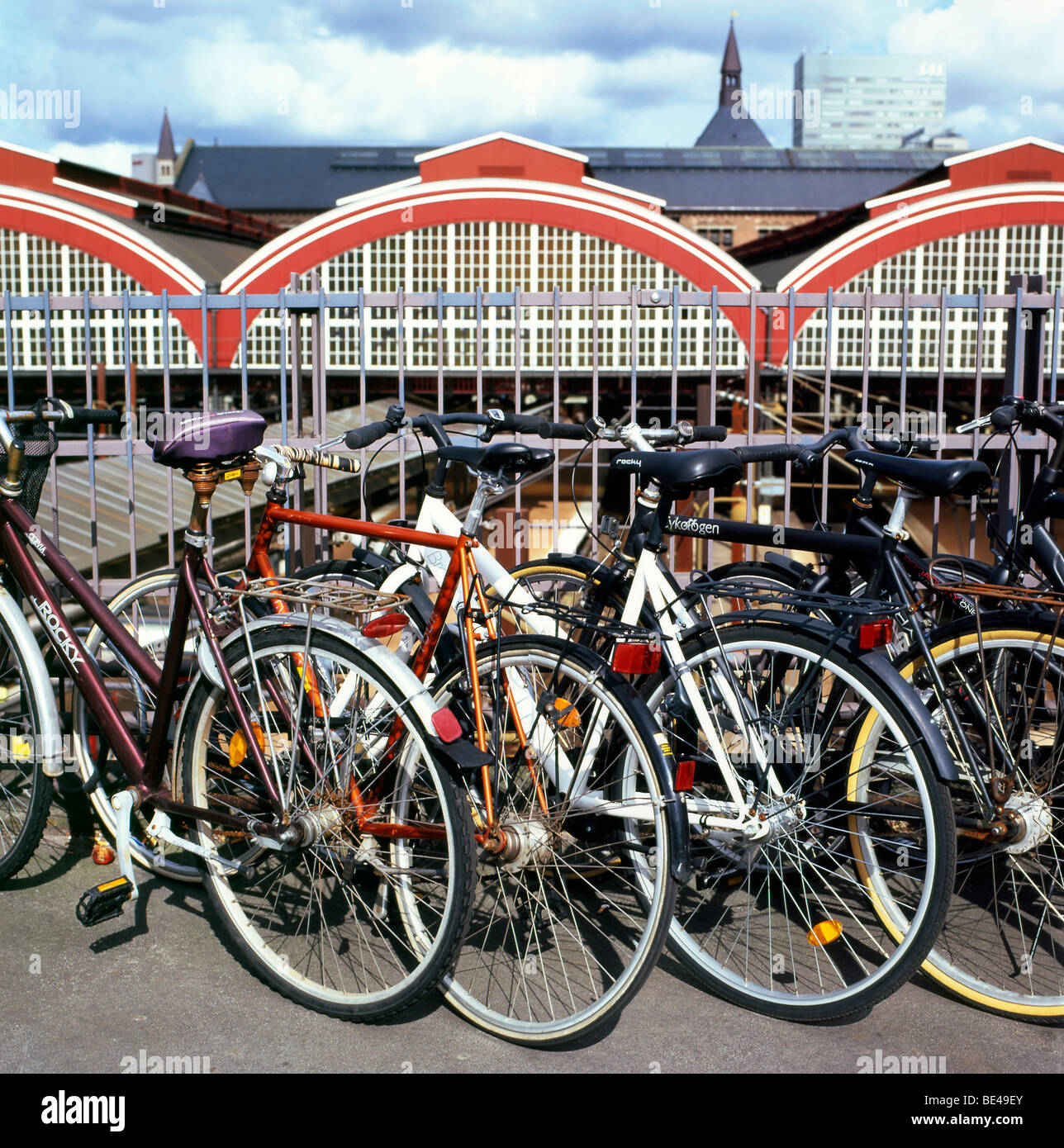 Vélos vélos vélos stationnés dans un porte-vélos à l'extérieur de la gare centrale, bâtiment Kobenhaven H, Hovedbanegarden à Copenhague Danemark Europe eu KATHY DEWITT Banque D'Images