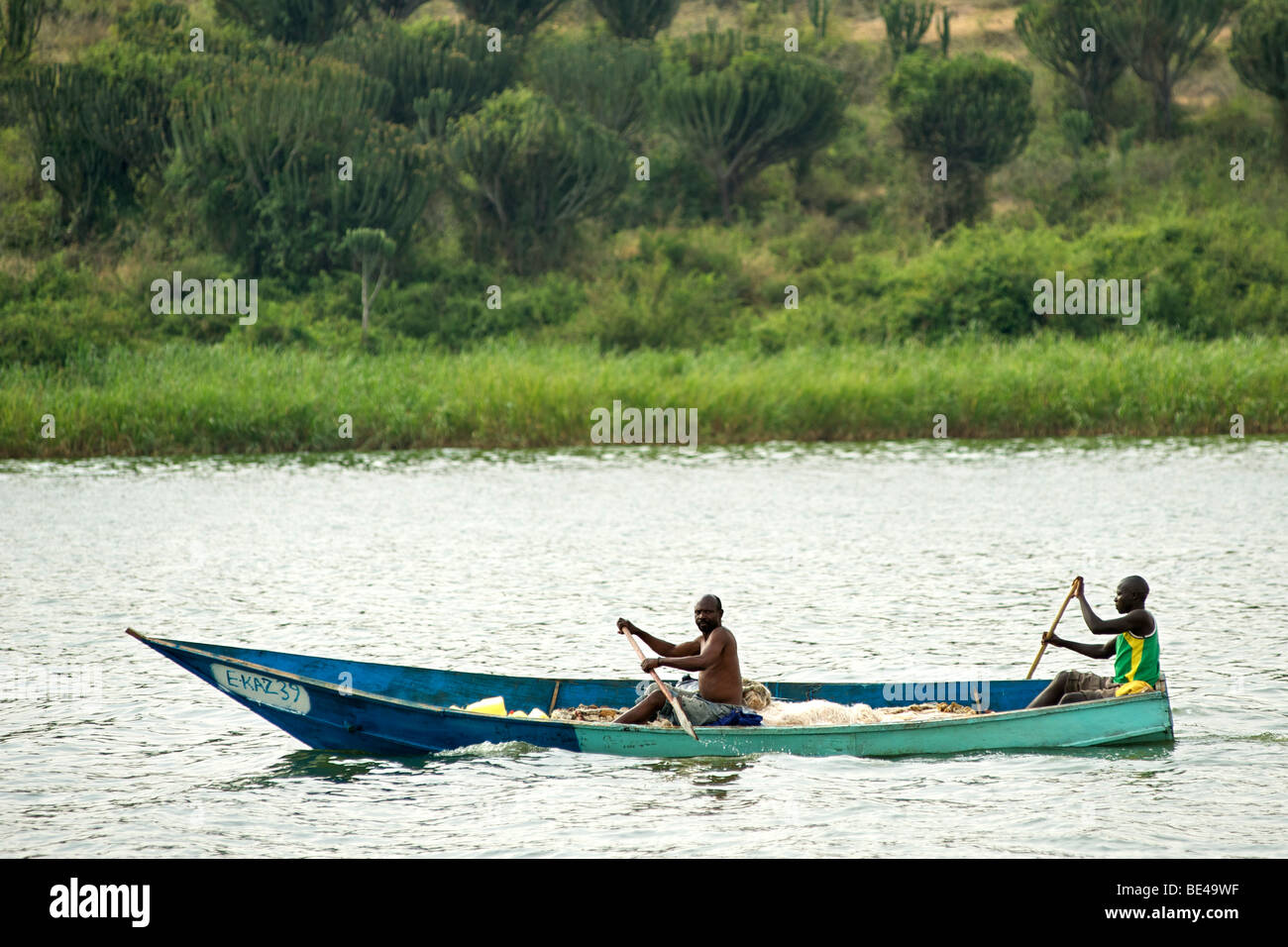 Ougandais en bateaux de pêche sur le canal de Kazinga qui mène entre le lac George et le Lac Edward, à l'Ouganda. Banque D'Images