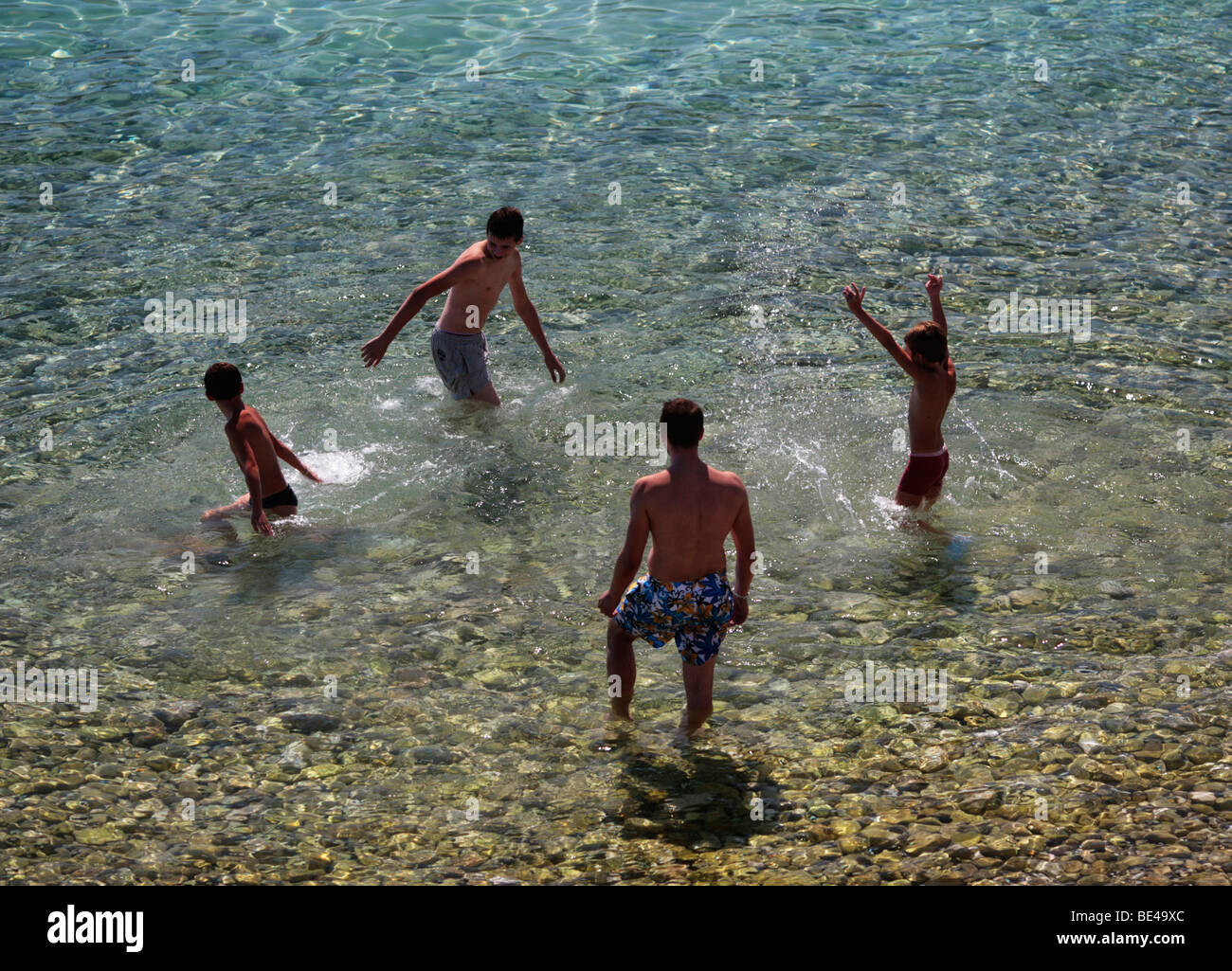 Les gens baigner dans l'eau claire à la plage Banque D'Images