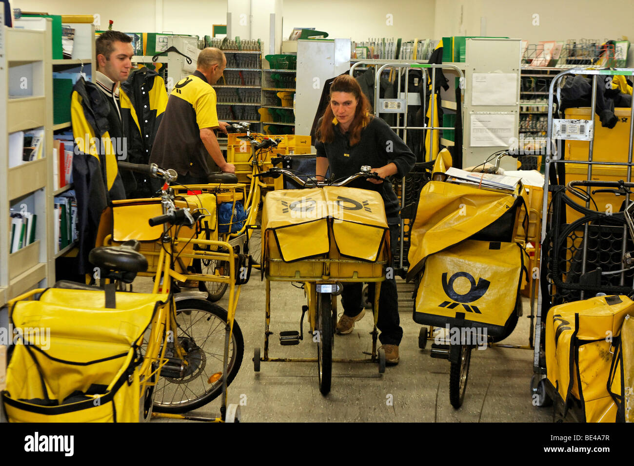 Mail carrier Annerose Schulze pousse son vélo dans le centre de distribution du service postal de la poste allemande Deutsche Post AG Banque D'Images
