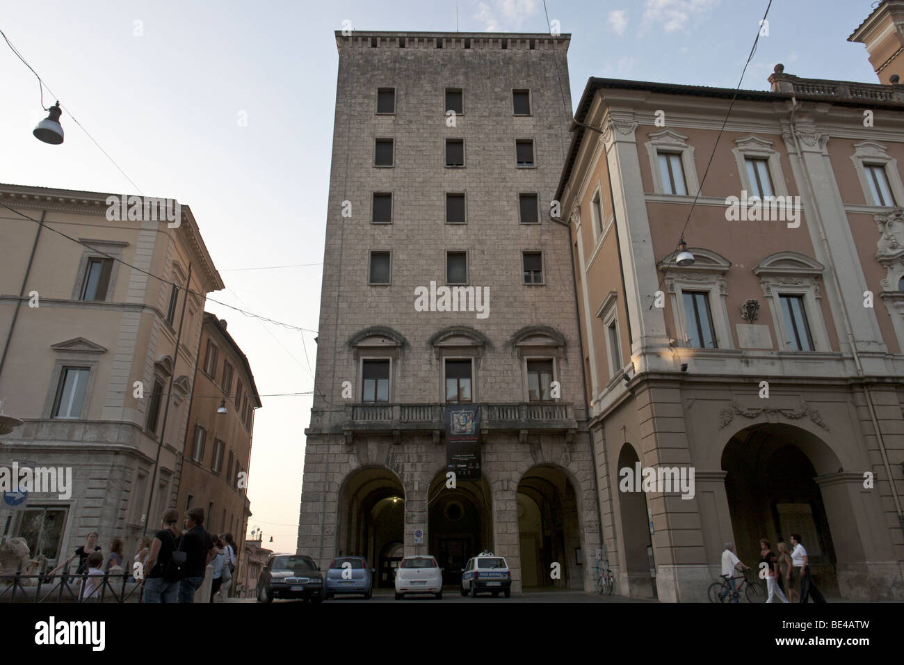 Rieti, Italie. La tour en travertin adjacent à la Palazzo Comunale, une construction moderne datant 1940. Banque D'Images