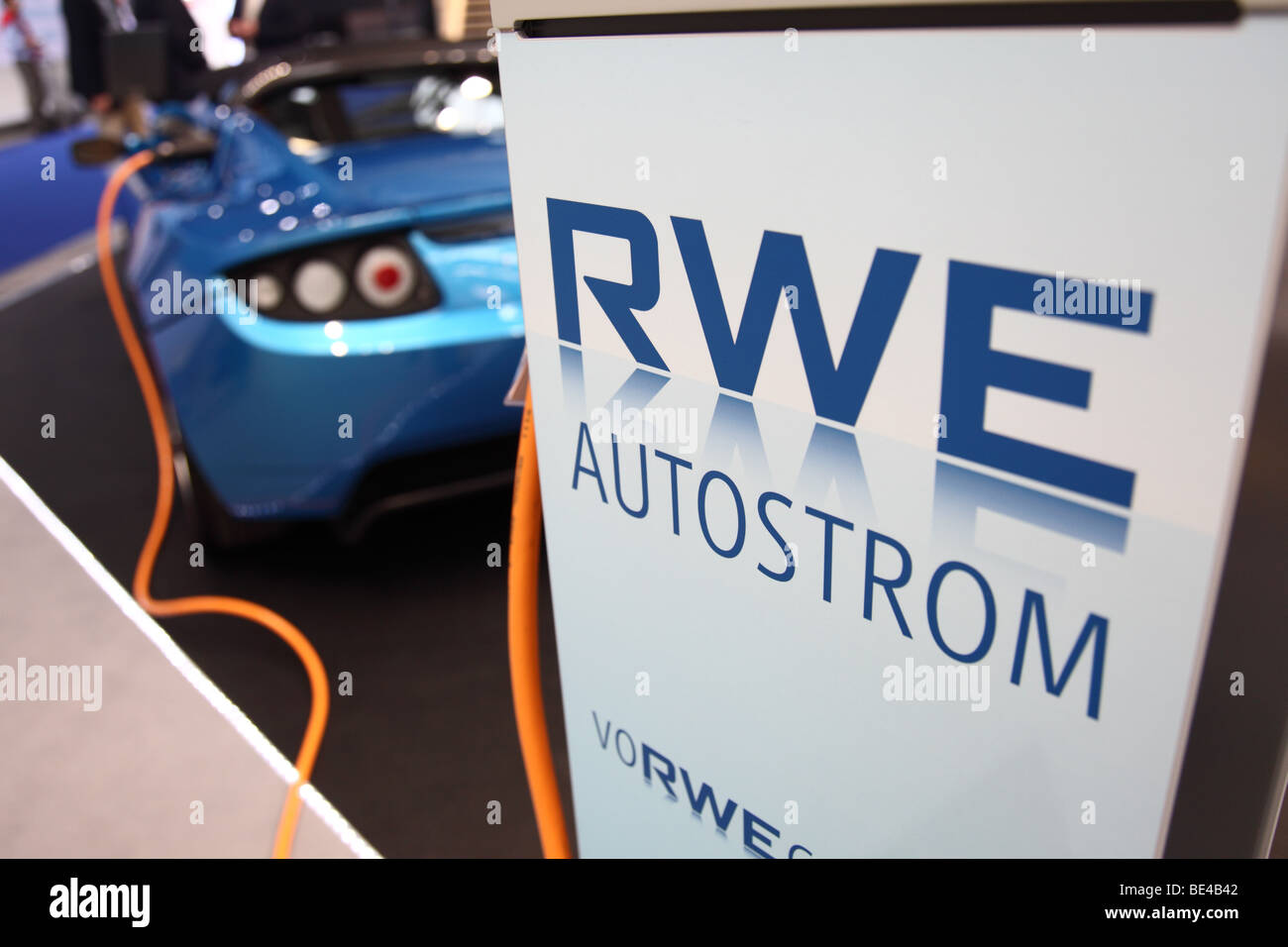 63ème International Motor Show (IAA ) : une voiture du constructeur Tesla est en train d'être chargé de l'électricité par RWE Banque D'Images