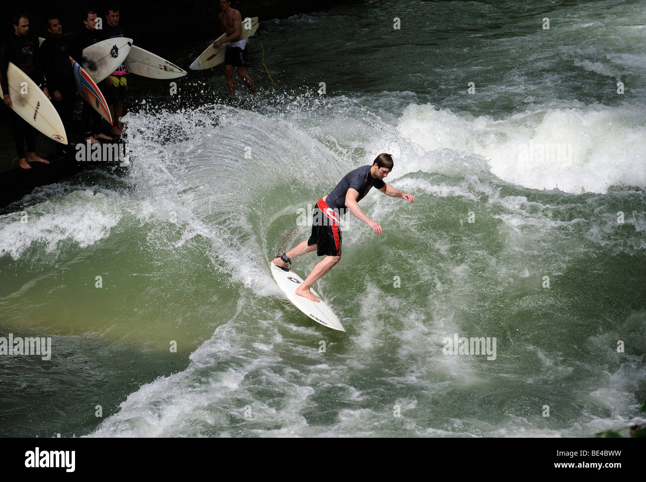 Surfer sur le flux de Eisbach, Jardin Anglais de Munich, Haute-Bavière, Bavaria, Germany, Europe Banque D'Images