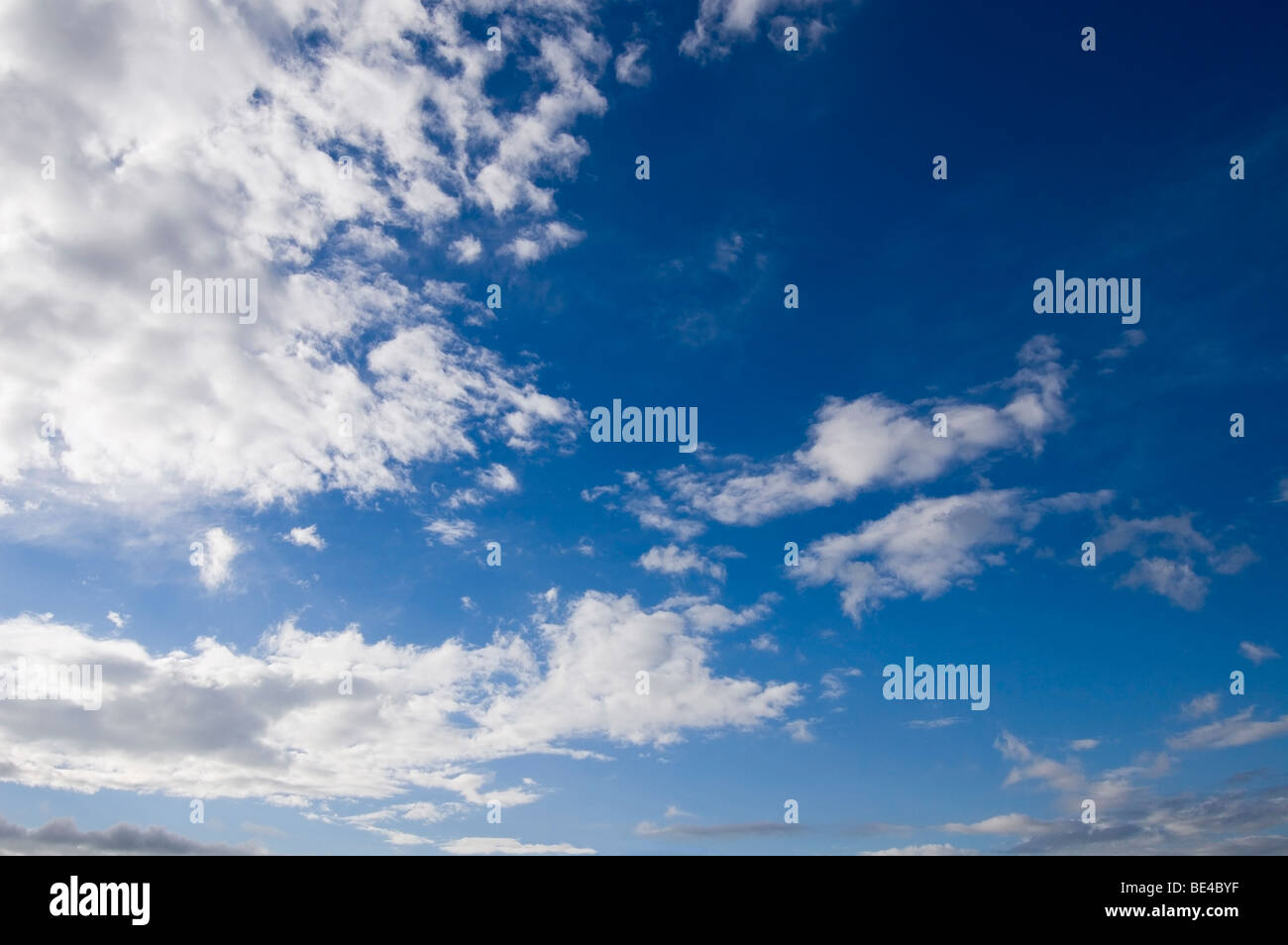 Ciel bleu avec des nuages moelleux Banque D'Images