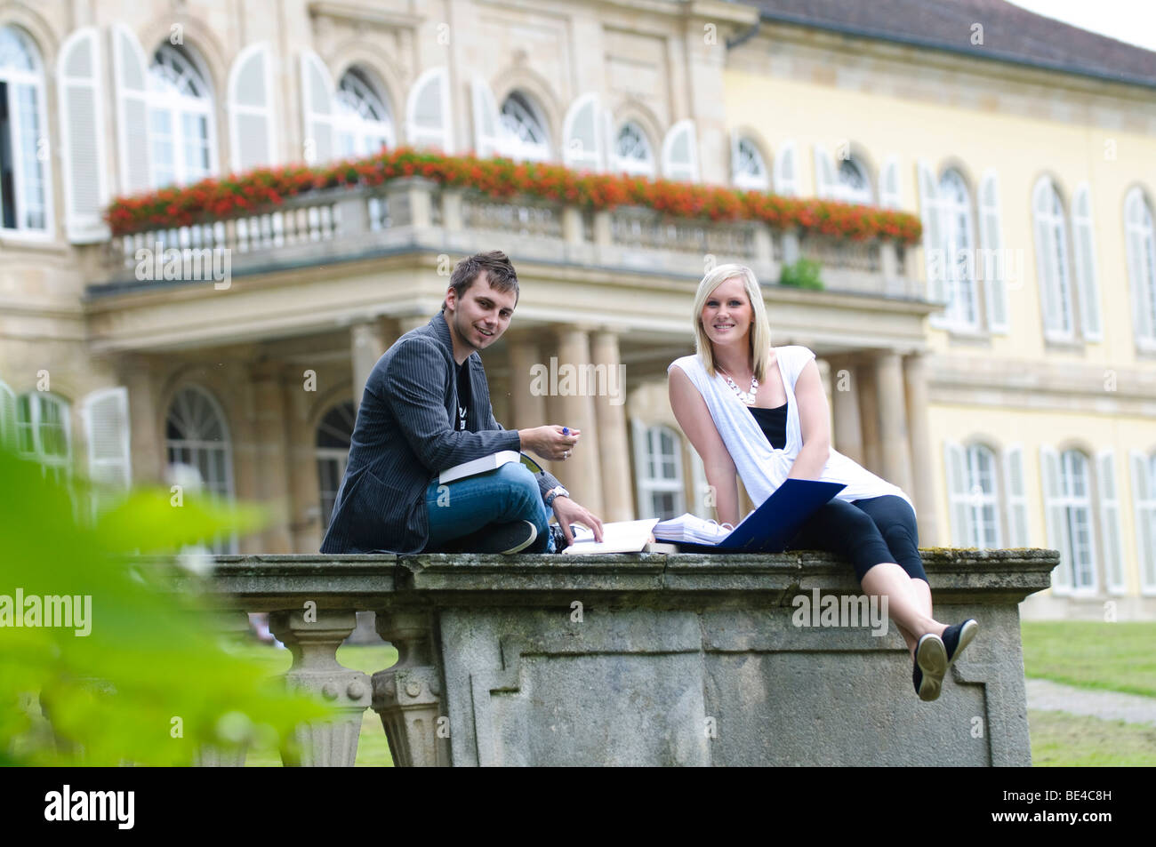 Les étudiants de l'Université de Hohenheim, en face du château de Hohenheim, Hohenheim, Bade-Wurtemberg, Allemagne, Europe Banque D'Images