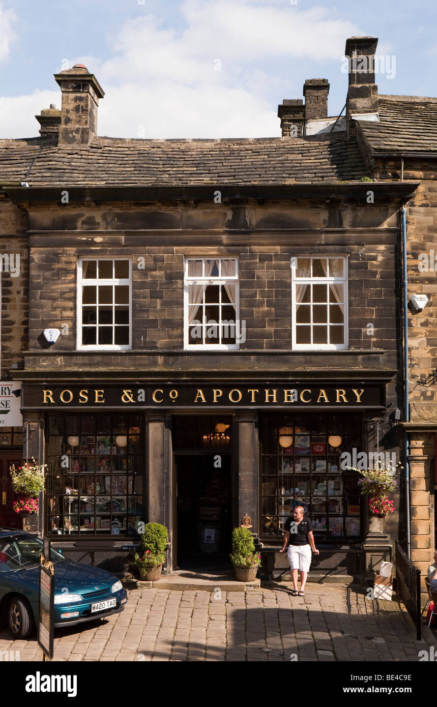 Royaume-uni, Angleterre, dans le Yorkshire, Haworth, rue Main, Rose et la boutique d'Apothicaire Banque D'Images