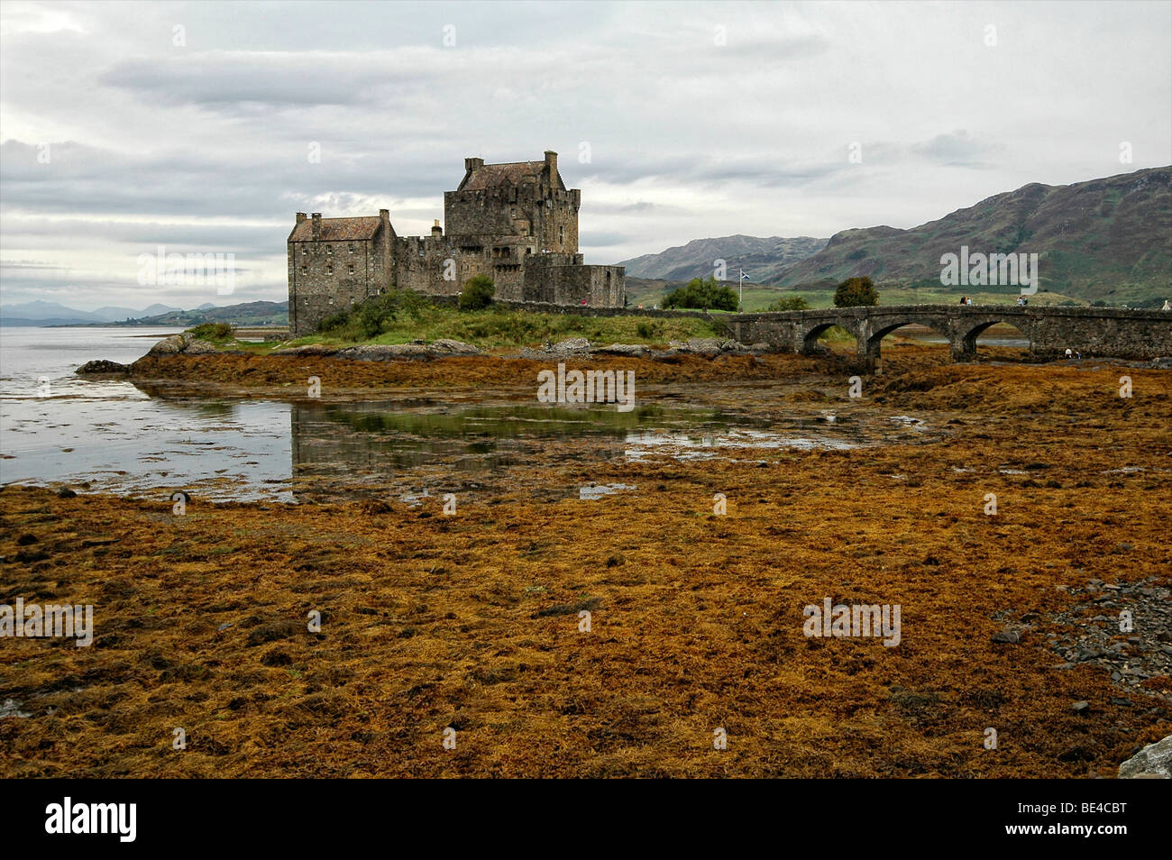 Le Château d'Eilean Donan, siège ancestral du clan MacRae écossais, près de Dornie, Écosse, Royaume-Uni, Europe Banque D'Images