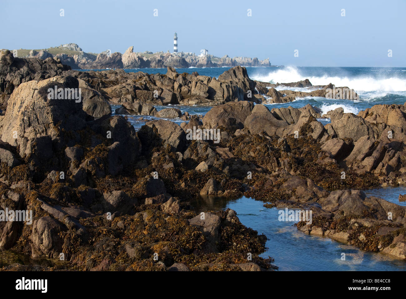 L'île d'ouessant côte rocheuse avec le phare de creac'h, Finistère, Bretagne, France Banque D'Images