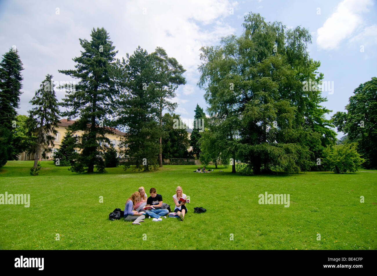 Les étudiants de l'Université de Hohenheim, Parc du Château de Hohenheim, Hohenheim, Bade-Wurtemberg, Allemagne, Europe Banque D'Images