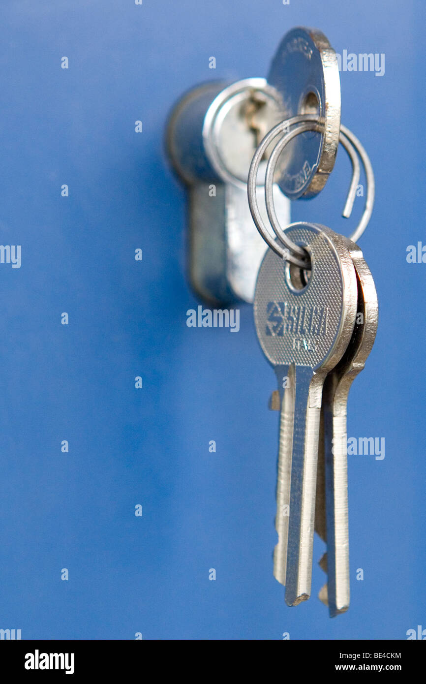 Les clés dans un verrou sur une porte bleue Banque D'Images