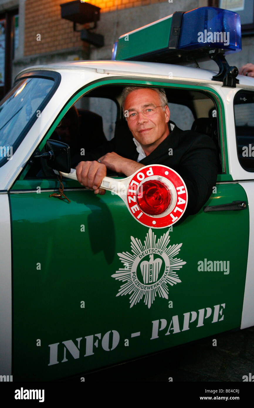 Klaus J. Behrendt, acteur, "Tatort", German TV série crime, assis dans une voiture de police Tuning Banque D'Images